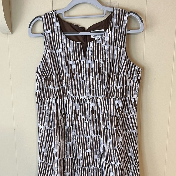 Bobbie Bee Women sleeveless Brown and White abstract dress. Size 12p - Picture 11 of 13